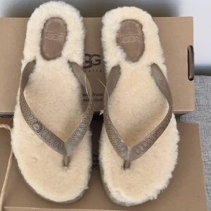 UGG FLUFFIE Flip Flop size 7